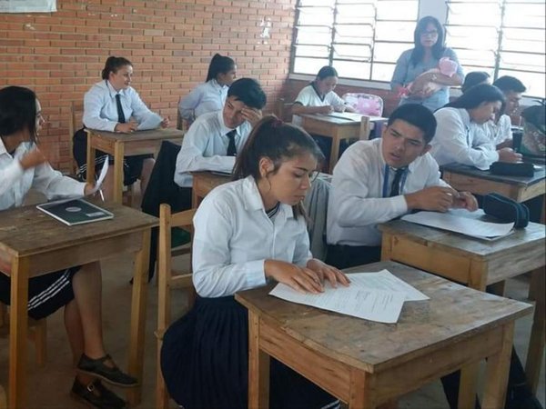 Profe cuidó a beba de alumnos que rendían en el colegio