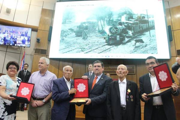 Senadores les entregaron una placa pero excombatientes reclamaron atención para los pocos que quedan - ADN Paraguayo