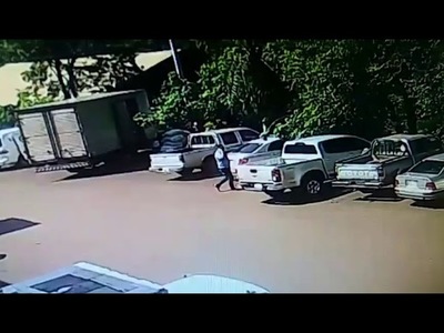 HURTAN DINERO DEL INTERIOR DE UNA CAMIONETA EN OBLIGADO