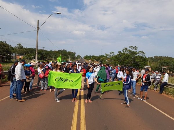 Pobladores de Arroyito cierran ruta contra obras fantasmas