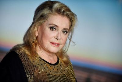 Catherine Deneuve sufre un accidente cerebrovascular “limitado y reversible” - Gente - ABC Color