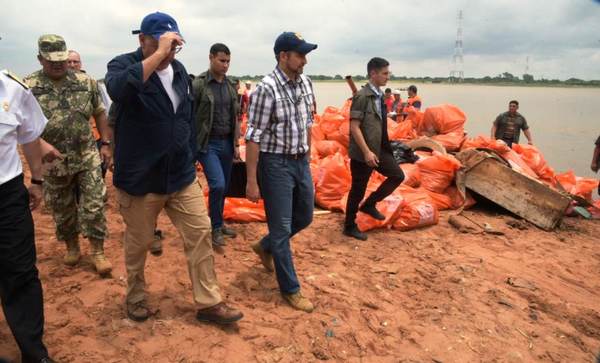 Presidente verificó situación y tareas de limpieza ante bajante del río Paraguay | .::Agencia IP::.