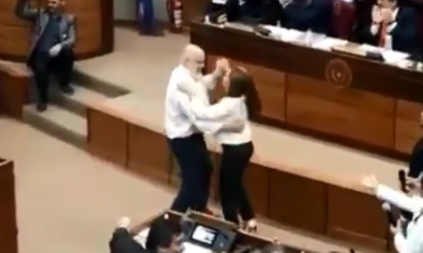 Payo Cubas se puso a bailar en el senado