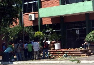 Funcionarias de municipalidad de Villa Hayes inician huelga de hambre