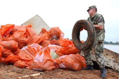 Militares se suman a limpieza del río Paraguay en Ita Pytã Punta
