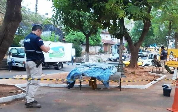 Hallan muerto a un indigente en céntrica avenida luqueña •