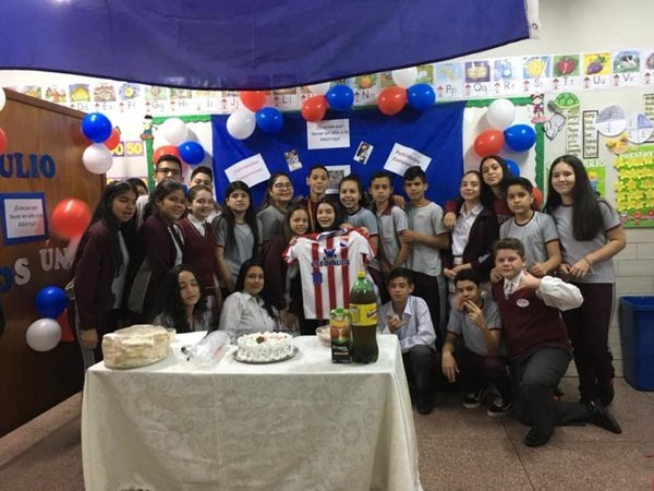 Con festejo recibieron en el colegio a albirrojito C13