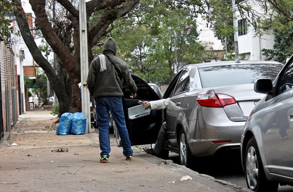 Cuidacoches reculan y cobrarán solamente “a voluntad”