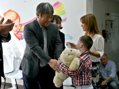 Un robot japonés, la nueva mascota de niños enfermos de cáncer en Uruguay
