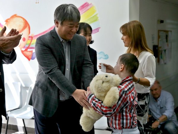 Un robot japonés, la nueva mascota de niños enfermos de cáncer en Uruguay