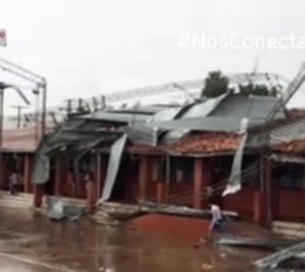 Tinglado de escuela cayó por temporal - Paraguay.com