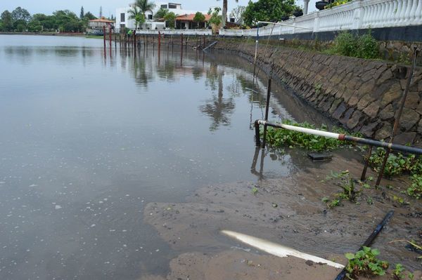 Retiran caño del Club Náutico que vertía efluentes cloacales al Lago Ypacaraí