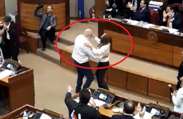 Payo y Zulma bailan polca en plena sala del Senado
