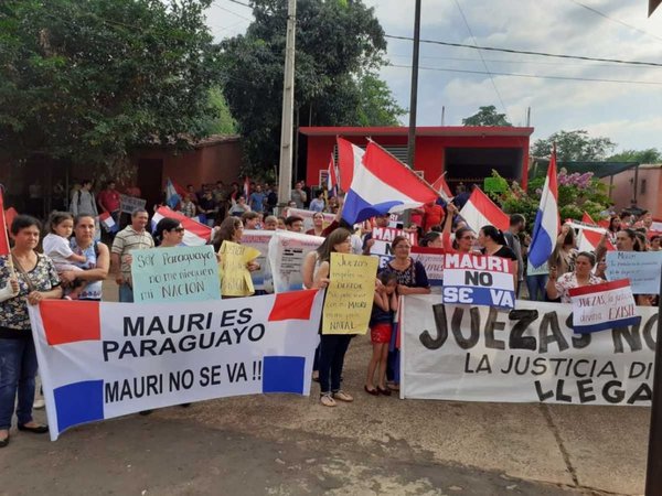 Toda la ciudad de Yegros se manifiesta para que un niño no sea separado de su mamá