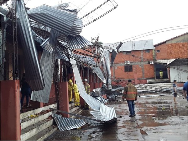 Temporal con vientos huracanados causa destrozos en Ñemby y Villa Elisa