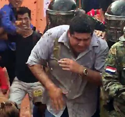 A huevazos y gritos de “ladrón” se retiró intendente de Arroyito - Nacionales - ABC Color