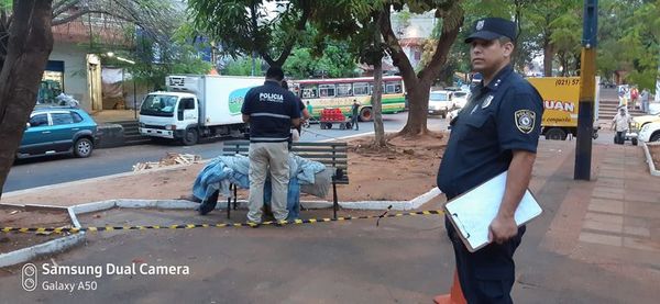 Hallan cuerpo sin vida de un indigente en paseo central  - Nacionales - ABC Color