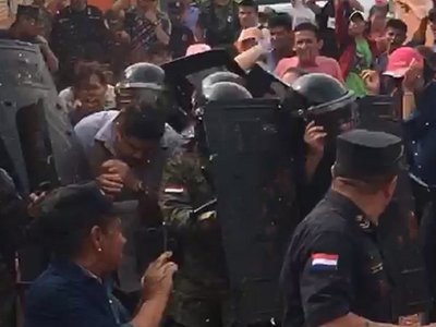 Con huevazos escrachan a intendente de Arroyito
