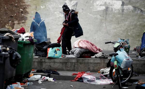 La policía francesa desaloja a 1.600 inmigrantes de dos campamentos en París » Ñanduti