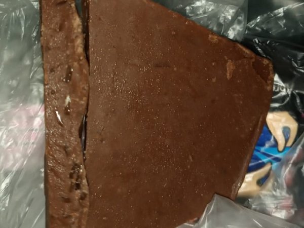 Denuncian venta de chocolate con vidrios en cantina de una escuela