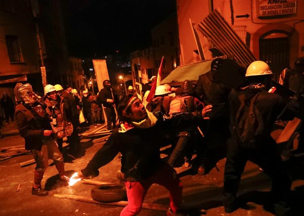 La Paz vive otra noche de incidentes cerca de la sede del Gobierno boliviano - .::RADIO NACIONAL::.