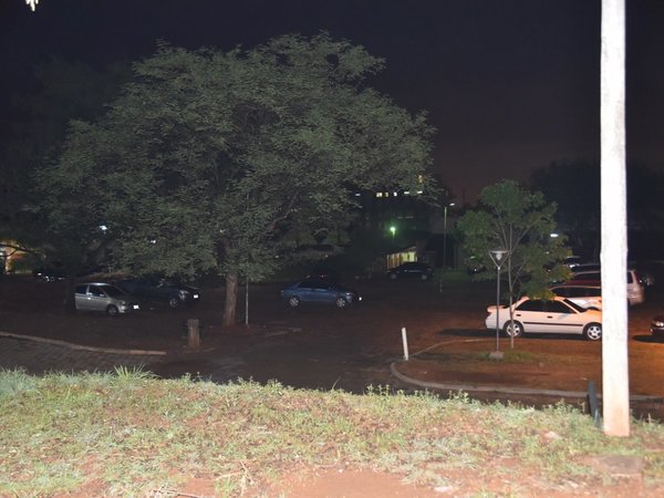 Mujer denuncia robo de auto en estacionamiento de Clínicas