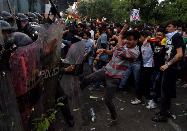 El conflicto boliviano se recrudece. Grupos de manifestantes se enfrentan a diario en las calles - ADN Paraguayo