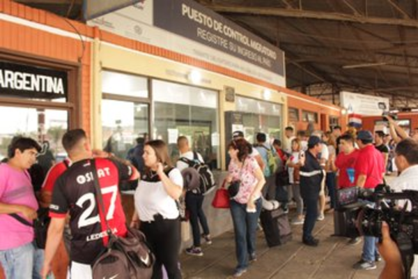 Hinchas ingresan masivamente al país