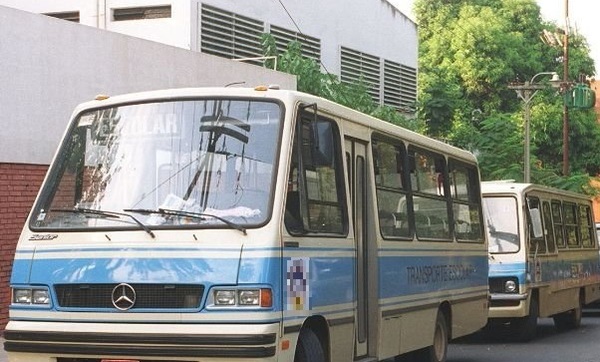 Chofer de transporte escolar es detenido por presunto abuso sexual de una pasajera