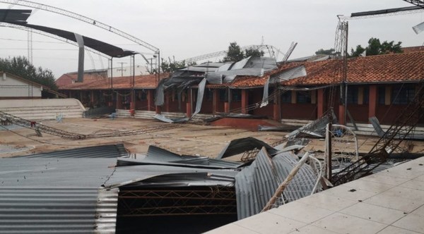 Ñemby: Más de 2.000 alumnos de una escuela quedaron sin aulas, tras destructivo temporal - ADN Paraguayo