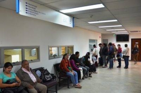 HOY / Hospital de Villa Elisa lleva 20 horas sin energía eléctrica: trasladan farmacia para no perder medicamentos