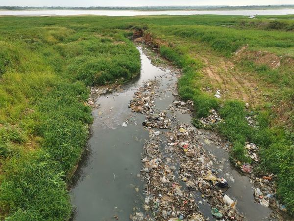 Siguen sacando toneladas de basura del río   - Nacionales - ABC Color