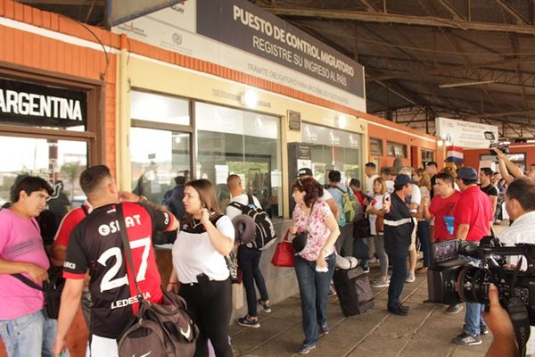 Hinchas argentinos inundan Asunción para final de Sudamericana | .::Agencia IP::.