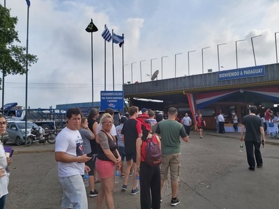 Hinchas argentinos (y ecuatorianos en menor número) copan la capital paraguaya - ADN Paraguayo