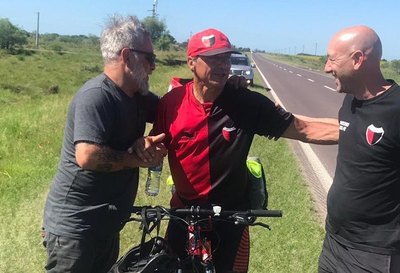 El hincha sabalero Jorge Nini, acorta distancia con Asunción