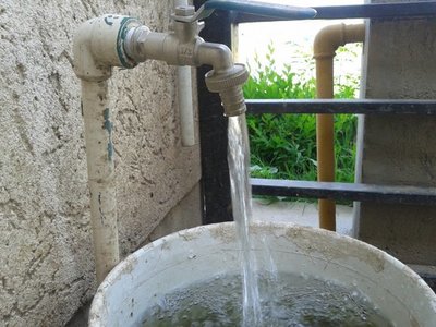 No quería ceder terreno y le cortó el agua potable a su propio hijo