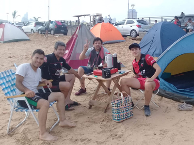 Hinchas de Colón acampan en la Costanera