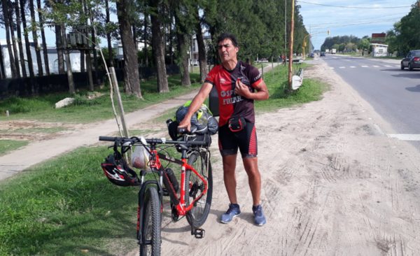 HOY / A puro pedal, hincha de Colón viene a la gran final