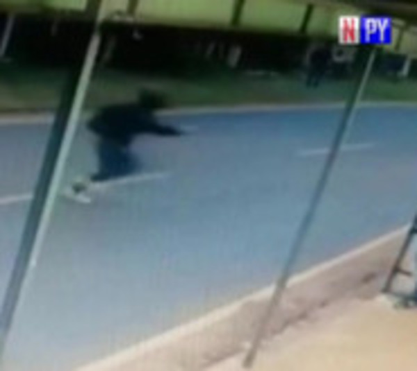 Motochorros atacan a una joven para robarle el celulares - Paraguay.com