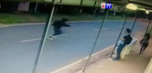 Motochorros atacan a una joven para robarle el celular | Noticias Paraguay