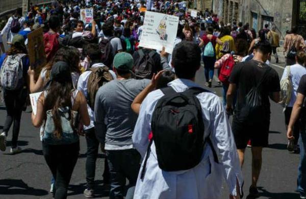 'No dejaremos que ningún jugador toque la cancha': el aviso de una barra brava en medio de la crisis en Chile - SNT