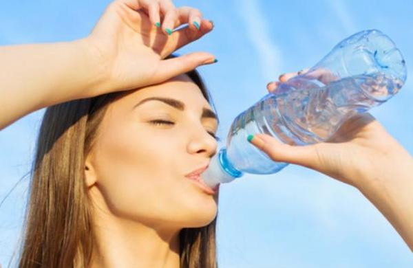 Los riesgos de beber demasiada agua que nadie te dice - SNT