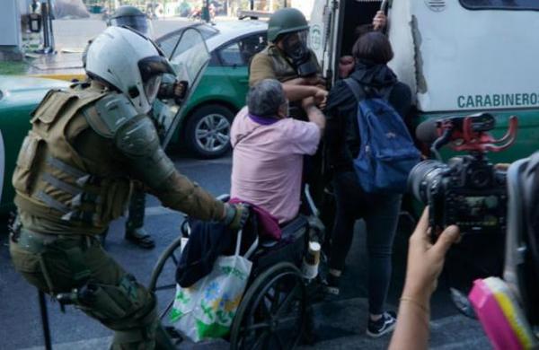 Policía le quitó silla de ruedas a persona sin una pierna en medio de las manifestaciones en Chile - SNT