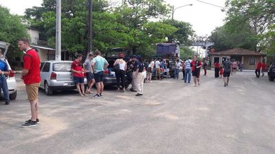 Hinchas forman unos 12 kilómetros de fila para ingresar al país - Nacionales - ABC Color
