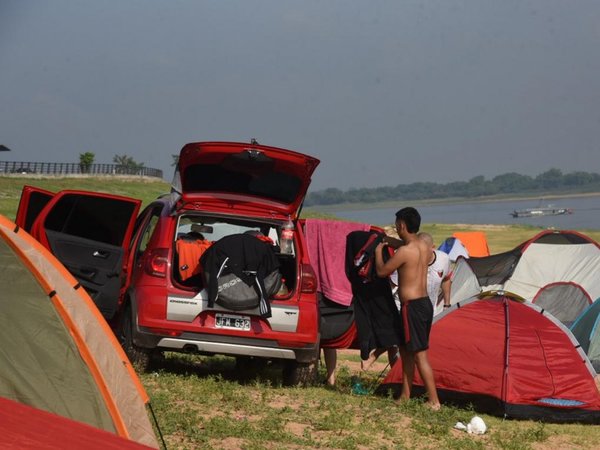 Agua y carpas para hinchas de Colón alojados en la Costanera