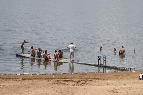 Hinchas “veranean” en las contaminadas aguas de la Bahía de Asunción - Nacionales - ABC Color