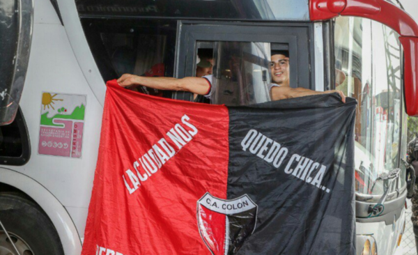 HOY / "Abandonan" Santa Fe y copan la capital paraguaya