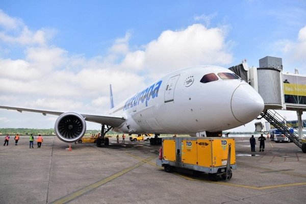 Dreamliner aterriza por primera vez en Paraguay | Noticias Paraguay