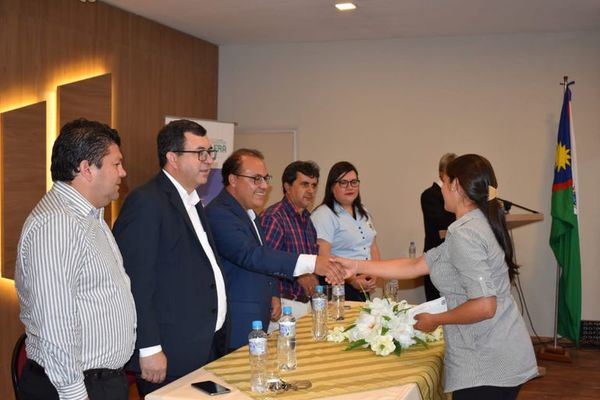 Entregan becas a estudiantes de Cordillera a menos de un mes de la finalización del año lectivo - Nacionales - ABC Color