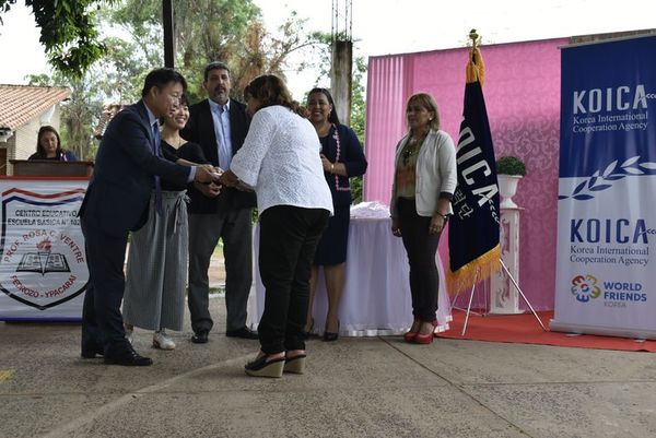 Koica entrega materiales didácticos a escuelas de Ypacaraí - Nacionales - ABC Color